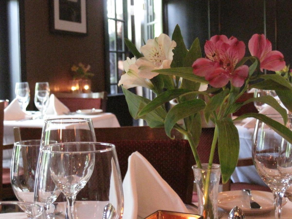 Kenyon Inn & Restaurant Gambier エクステリア 写真